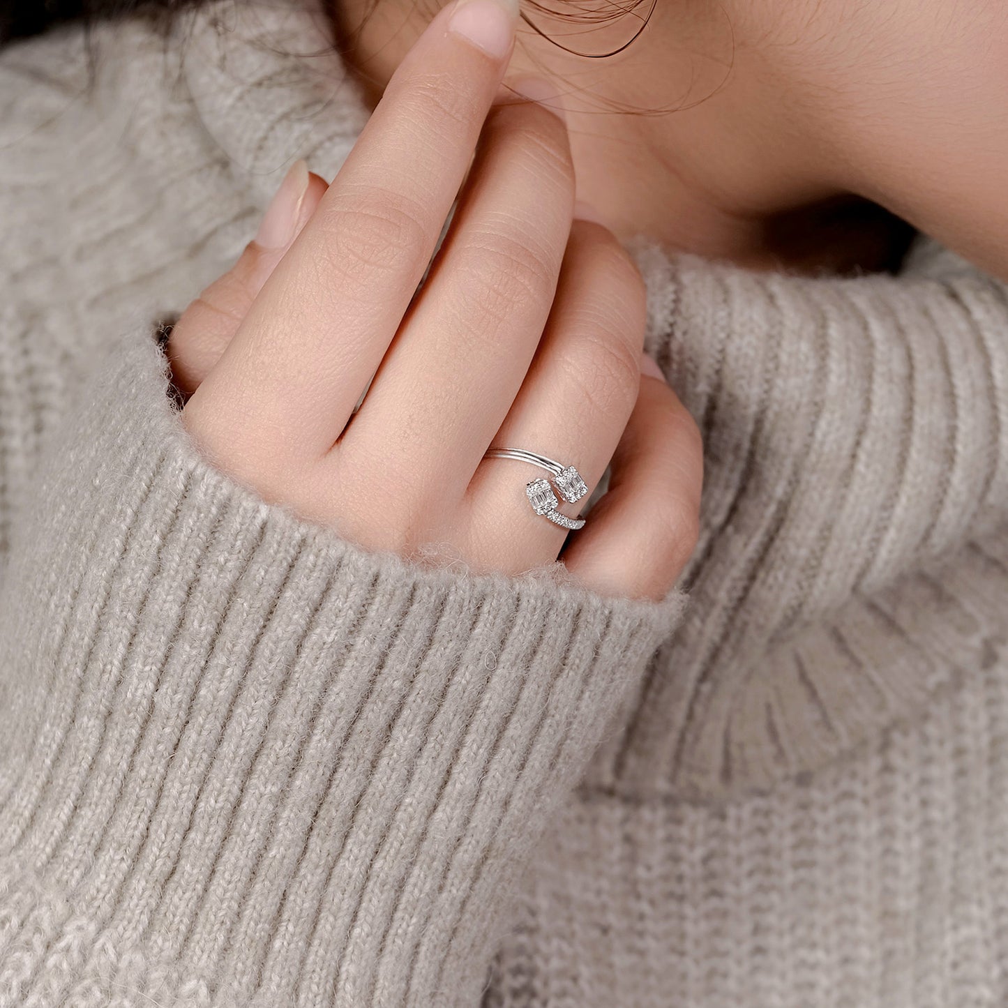 10KT Gold Round & Baguette Diamond Ring